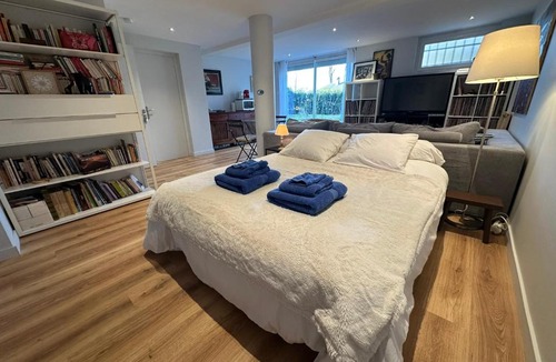 Annecy-le-Vieux Bed & Breakfast | Chambre-Studio et SAUNA indépendants
