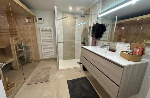 Annecy-le-Vieux Bed & Breakfast | Chambre-Studio et SAUNA indépendants