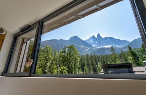 Les Praz-de-Chamonix Ski Chalet | Chaminox Chalet with traditional mountain features, a sense of style and panache