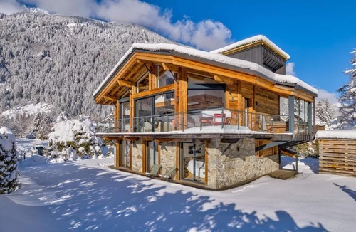 Les Praz-de-Chamonix Ski Chalet | Chaminox Chalet with traditional mountain features, a sense of style and panache