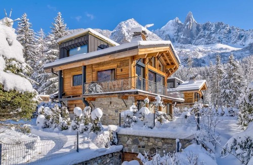 Les Praz-de-Chamonix Ski Chalet | Chaminox Chalet with traditional mountain features, a sense of style and panache