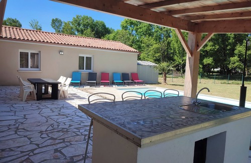 Saint-Seurin-sur-l'Isle House | Charming villa with pool ideal for families