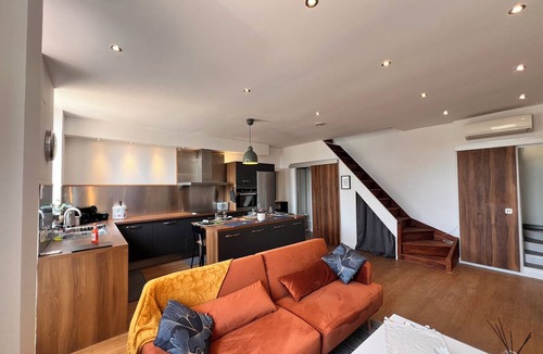 La Pomme House | Charming, air-conditioned house near the highway and public transportation