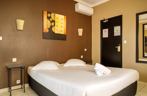 Sanary-sur-Mer Hotel | Charming Coastal Stay Near Historic Streets and Local Markets