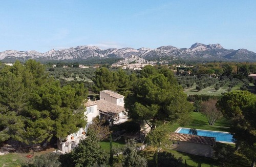 Aureille House | Charming farmhouse with large swimming pool and magnificent view of the Alpilles mountains