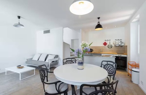 Saint-Jean-Cap-Ferrat Villa | Charming 2br Freestanding Villa with Sunny Terrace