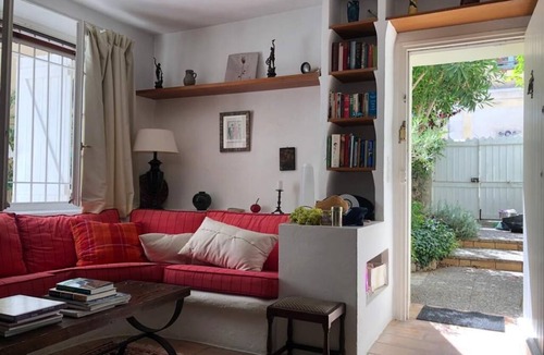 Mouans-Sartoux Cottage | Charming house in the heart of the village with leafy courtyard garden & terrace
