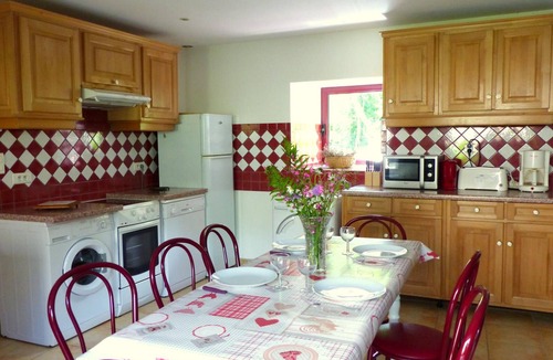 Ferrieres-sur-Sichon Cottage | Charming Renovated Mill: Nature Retreat with Fishing, Family Amenities & Wi-Fi