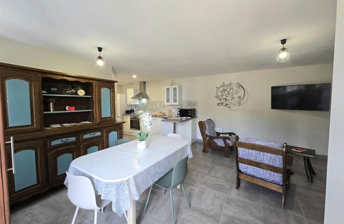 Genis Cottage | Charming Rural Getaway with WiFi, BBQ, and Baby Equipment in Dordogne