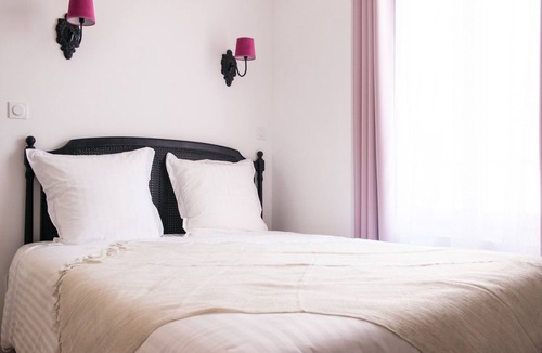 Aigues-Mortes Medieval City Apartment | Charming suite # 2, in the heart of the ramparts of Aigues-Mortes!