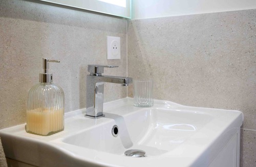 Blasimon Bed & Breakfast | Château Haut Cazevert Guesthouse with Private Pool, Wi-Fi, and Air Conditioning