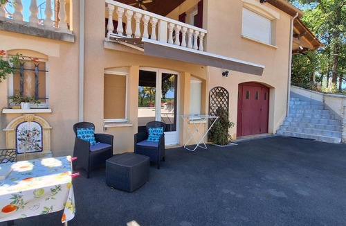 Saint-Martial-d'Albarede Apartment | Chez Lola