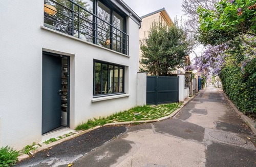 Malakoff House | Chic, Artistic Vintage Villa, 10 minutes from downtown Paris; Absolutely quiet, with a garden and terraces