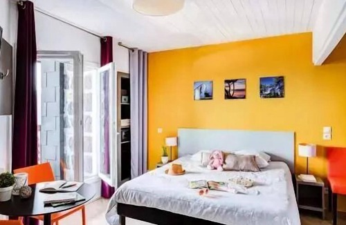 Besse-et-Saint-Anastaise Hotel | Classic 1 Bedroom 3 Adults and 2 Children with Balcony