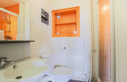 Besse-et-Saint-Anastaise Hotel | Classic 1 Bedroom 3 Adults and 2 Children with Balcony