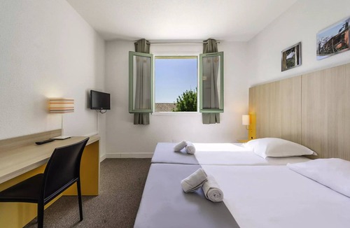 Montpezat Hotel | Classic 3-Bedroom Apartment for 3 Adults and 2 Children with a Terrace