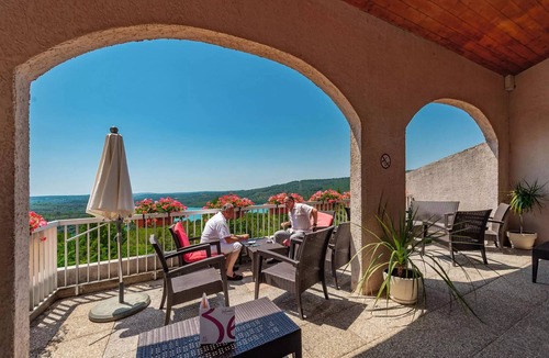 Montpezat Hotel | Classic 3-Bedroom Apartment for 3 Adults and 2 Children with a Terrace