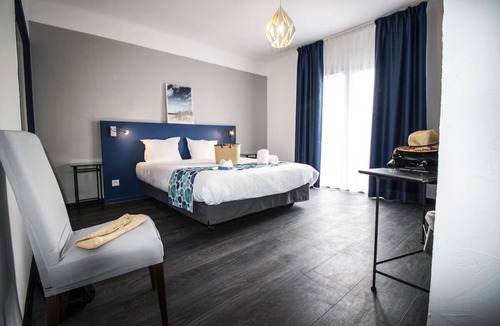 Six-Fours-les-Plages Hotel | Coastal Getaway Near Sanary's Waterfront Cafés