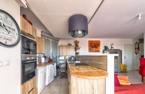 4th Arrondissement Apartment | Comfortable 2-bedroom rooftop apartment with view