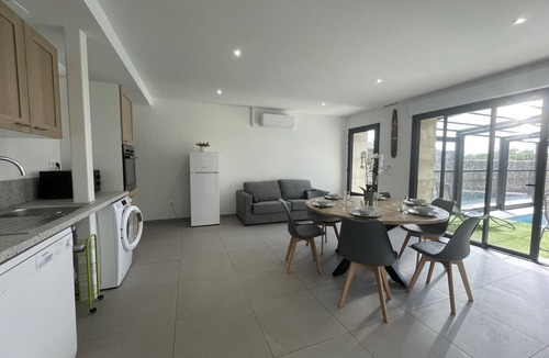 Couzon Cottage | Comfortable cottage with covered pool and spa in Couzon