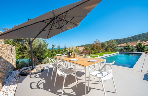 Cavalaire-sur-Mer Villa | Contemporary villa with pool and sea view for 10 people