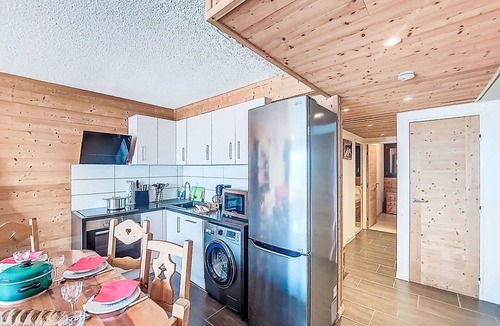 La Toussuire Apartment | Cosy apartment for 6 people with WIFI, TV and balcony