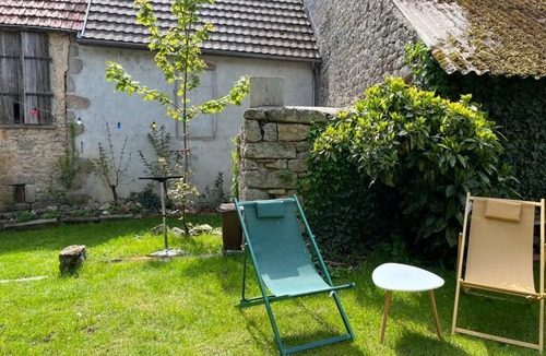 Lormes Bed & Breakfast | Cosy Room au Cœur du Village