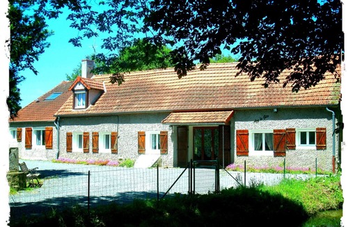 Azy-le-Vif House | cottage in the countryside near the Magny Cours circuit