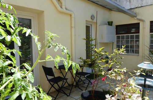 Moulins Cottage | Cozy 2-Person City House with Courtyard, Near Downtown, WiFi, Free Bikes and Parking