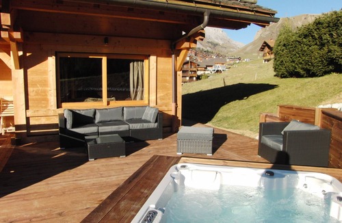 Le Chinaillon Ski Chalet | Cozy Chalet for 11, Near Slopes, Stunning Views, BBQ, Volleyball & More! - Le Grand-Bornand
