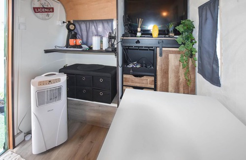 Pernes-les-Fontaines House | Cozy (sta)caravan in Pernes-les-Fontaines