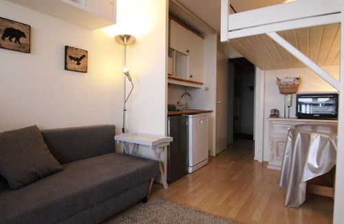 Jeux Apartment | Cozy Studio for 4 with South-Facing Balcony, Near Ski Lifts and Shops — Pet Friendly