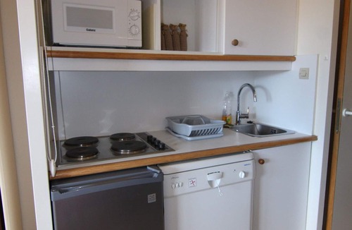 Jeux Apartment | Cozy Studio for 4 with South-Facing Balcony, Near Ski Lifts and Shops — Pet Friendly