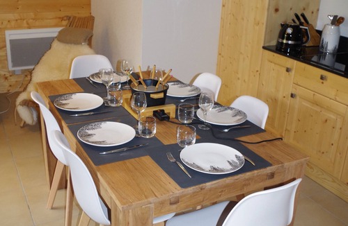 Mont-de-Lans Apartment | CRYSTAL CHALET APPT 52 M2 magnificent view of the Vallée Blanche, ski-in ski-out.