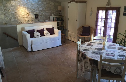 Pujols Cottage | Delightful independant property with garden in small medieval fortified citadel