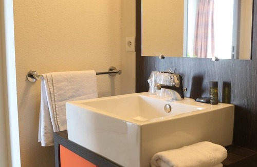 Chevilly-Larue Hotel | Double Studio Close to Tramway, Shopping Centers and Paris Sightseeing