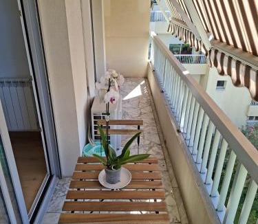 Les Baumettes Apartment | Elegant and comfortable 3 room, beach & transport within walking distance
