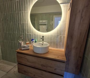 Les Baumettes Apartment | Elegant and comfortable 3 room, beach & transport within walking distance