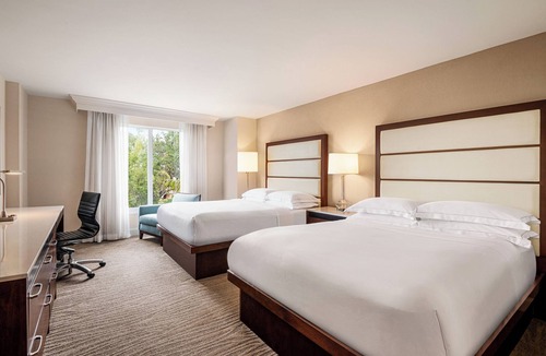 Park Shore Hotel | Everything You Need for a Great Stay! 3 Units, Outdoor Pool, Free Parking!