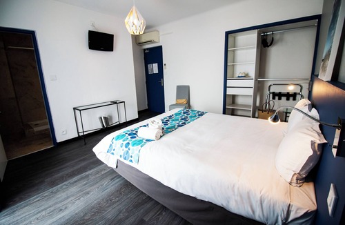 Six-Fours-les-Plages Hotel | Exceptional Beachfront Stay Near Sanary Harbor l Pet-friendly