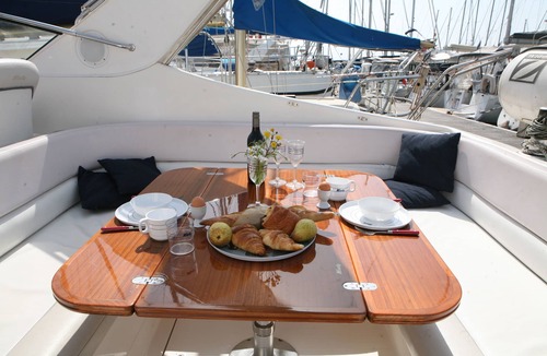 Cannes Old Town Boat Rental | Exclusive stay on a yacht in the old harbour in the center of Cannes