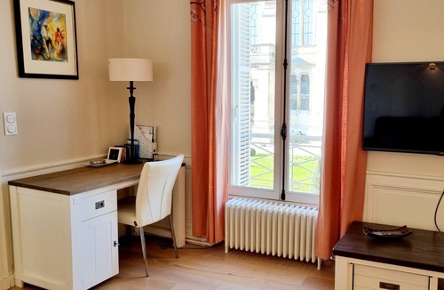 Angouleme Apartment | Facing the town hall, large apartment