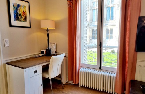 Angouleme Apartment | Facing the town hall, large apartment