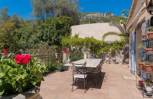 Le Bar-sur-Loup Villa | Family friendly Villa with salt water pool and large garden.