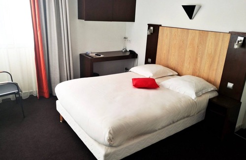 Sud Hotel | Family Getaway | 1.6 mi to Green Parc Jourdan: Relaxing Picnic Setting