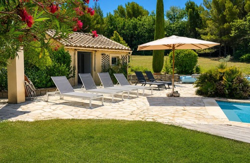 Pernes-les-Fontaines Villa | Family holiday villa with pool, large grounds and views of Mont Ventoux