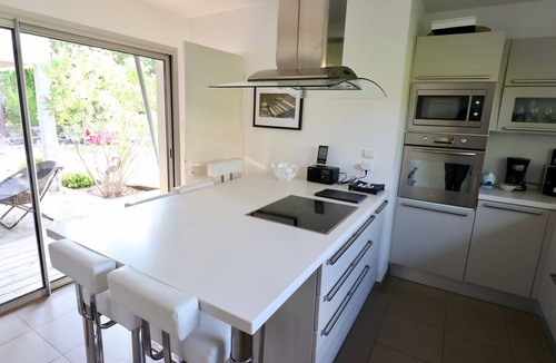 L'Herbe House | Fantastic house with pool between ocean and bay, modern and luxurious decor.