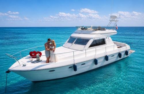 Cannes Old Town Boat Rental | Ferretti 36 ' Bateau à Quai Vieux-Port Cannes Festival La Croisette