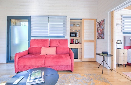 Saint-Felix-de-Reillac-et-Mortemart House | Lodge Grand Air – Private Jacuzzi, Golf View & Premium Nature Retreat