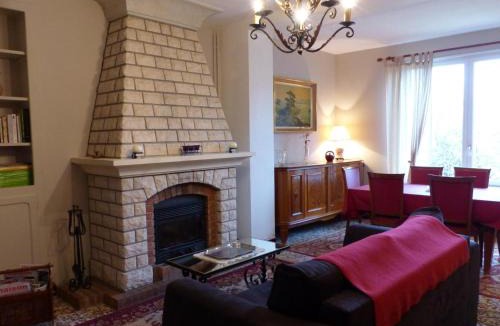 Saint-Ennemond House | Gîte à Saint-Ennemond avec cheminée et jardin clos - FR-1-489-11